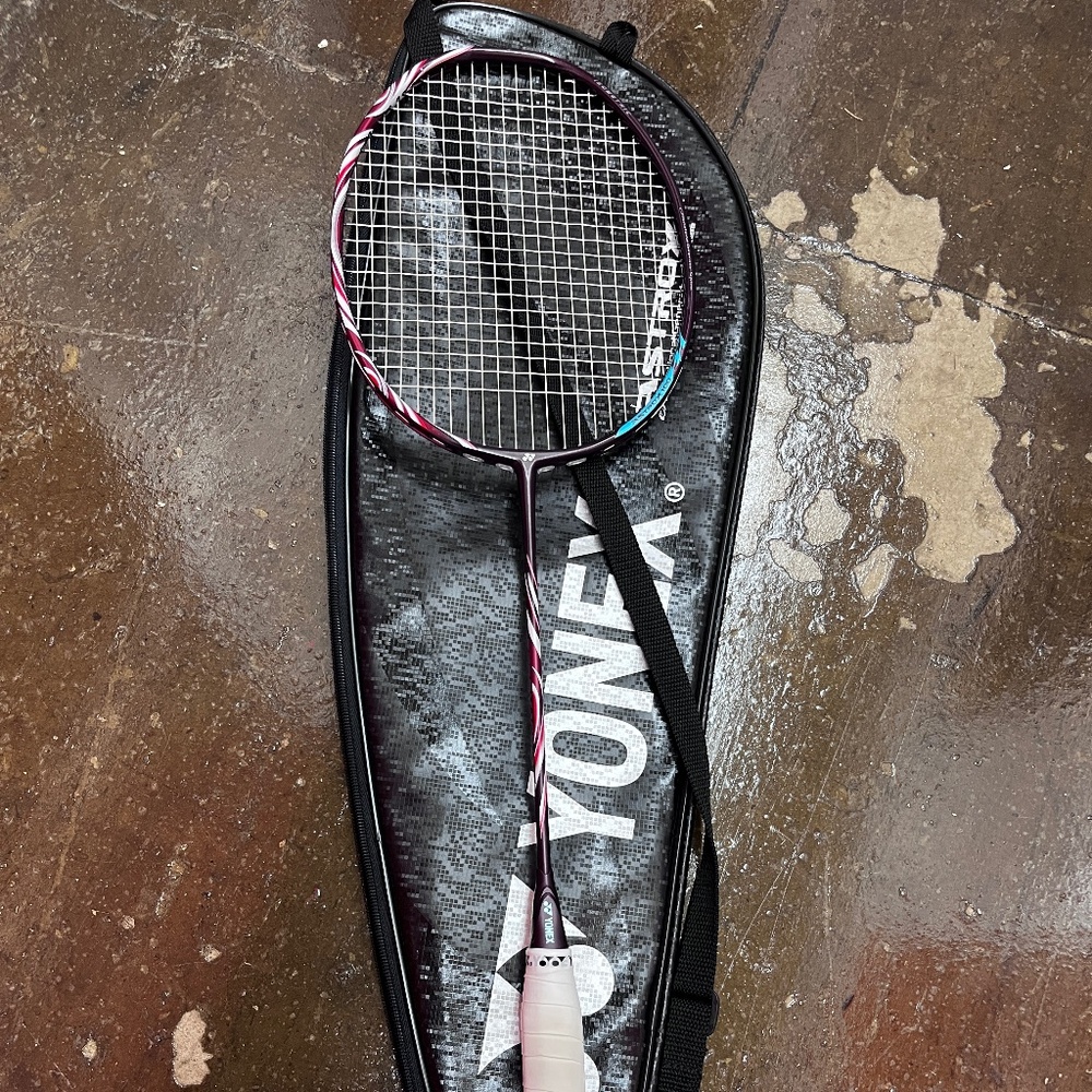 Yonex BadmintonRacquet Astrox 100zz 27Lb Tension Exbolt 63 String Dark Red 4UG5